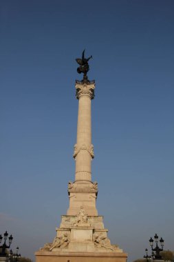 Bordeaux şehir merkezindeki anıt.