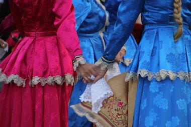 Bir sokak festivalinde Rus halk dansları sergisi