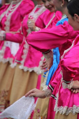 Bir sokak festivalinde Rus halk dansları sergisi