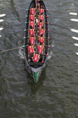 Bilbao nehrinde kürek çekerken