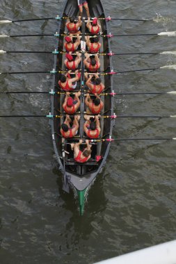 Bilbao nehrinde kürek çekerken