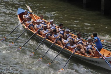 Bilbao nehrinde kürek çekerken
