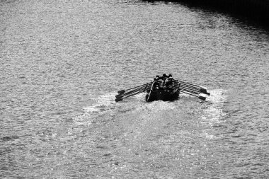 Bilbao nehrinde kürek çekerken