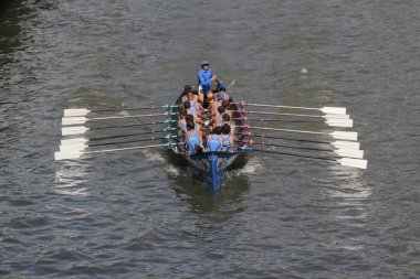 Bilbao nehrinde kürek çekerken