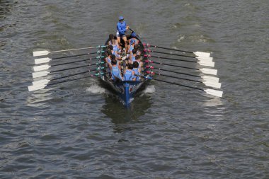 Bilbao nehrinde kürek çekerken