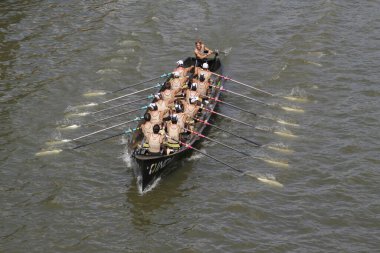 Bilbao nehrinde kürek çekerken