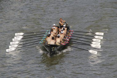 Bilbao nehrinde kürek çekerken