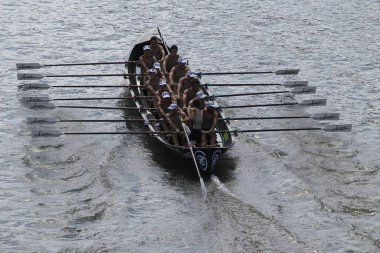 Bilbao nehrinde kürek çekerken