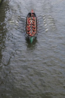 Bilbao nehrinde kürek çekerken