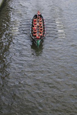 Bilbao nehrinde kürek çekerken