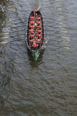 Bilbao nehrinde kürek çekerken