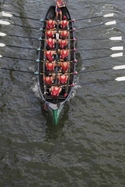 Bilbao nehrinde kürek çekerken