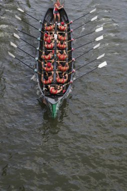 Bilbao nehrinde kürek çekerken