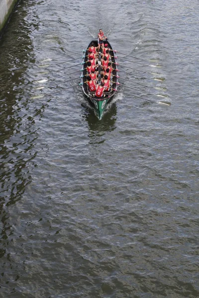 ビルバオの河口で漕ぐ — ストック写真