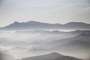 Kış sabahında dağlar