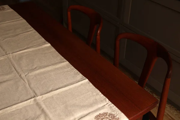 部屋の中のヴィンテージ木製の椅子 — ストック写真