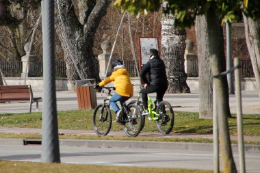 Kentsel bir ortamda bisiklet sürmek