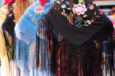 Geleneksel Bask dansı sokak festivalinde