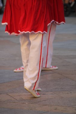 Geleneksel Bask dansı sokak festivalinde
