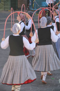 Bir sokak festivalinde Bask halk dansı sergisi