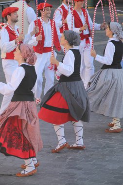 Bir sokak festivalinde Bask halk dansı sergisi