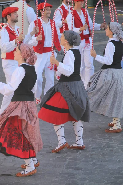Bir sokak festivalinde Bask halk dansı sergisi