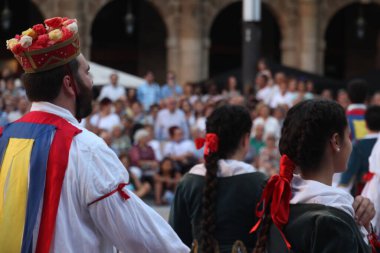Bir sokak festivalinde Bask halk dansı sergisi