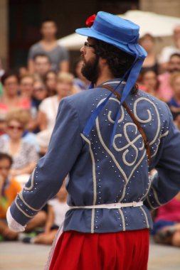 Bir sokak festivalinde Bask halk dansı sergisi