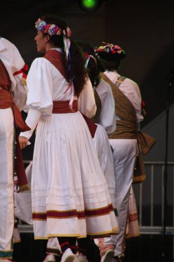 Bir sokak festivalinde Bask halk dansı sergisi