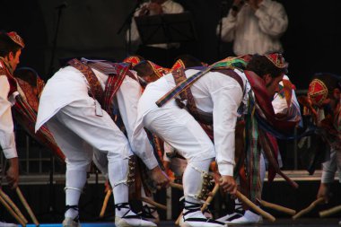 Bir sokak festivalinde Bask halk dansı sergisi