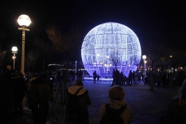 Sokakta Noel ışıkları