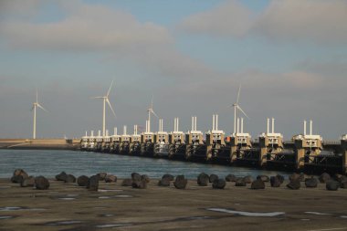 Hollanda kıyısındaki yel değirmeni