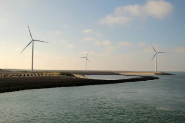 Hollanda kıyısındaki yel değirmeni