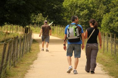 Kırsalda yürüyüş yapmak.