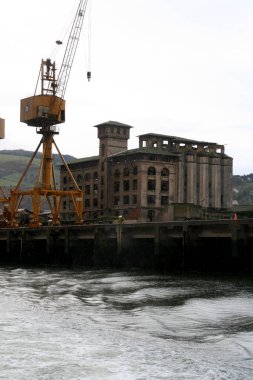 Yağmurlu bir günde Bilbao nehrinde sanayi ortamı