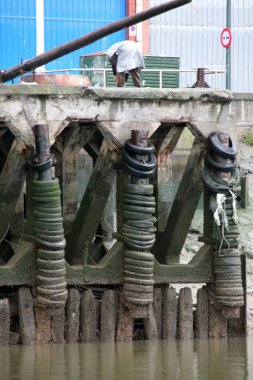 Yağmurlu bir günde Bilbao nehrinde sanayi ortamı