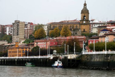 Yağmurlu bir günde Bilbao nehrinde sanayi ortamı