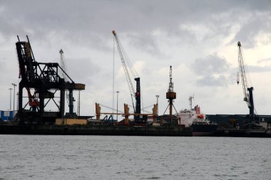 Yağmurlu bir günde Bilbao nehrinde sanayi ortamı