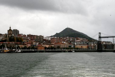 Yağmurlu bir günde Bilbao nehrinde sanayi ortamı