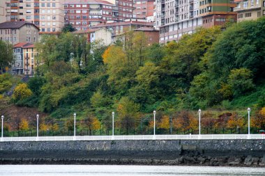 Yağmurlu bir günde Bilbao nehrinde sanayi ortamı