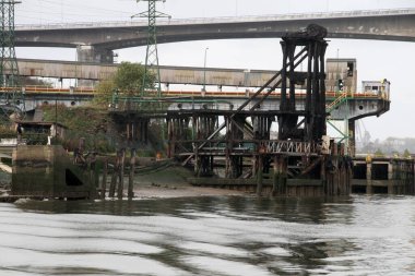 Yağmurlu bir günde Bilbao nehrinde sanayi ortamı