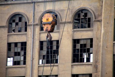 Yağmurlu bir günde Bilbao nehrinde sanayi ortamı