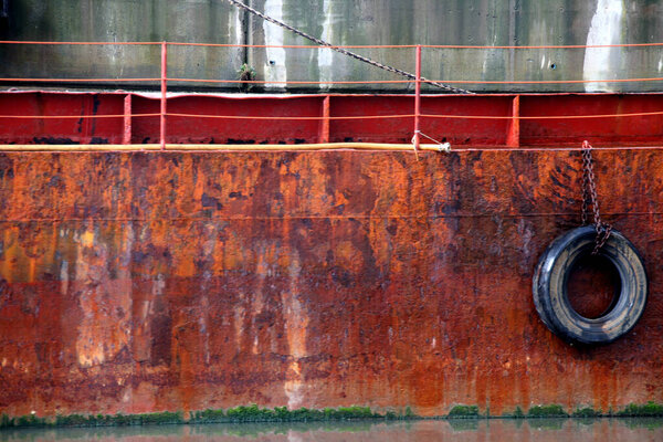 Промышленная среда в устье Бильбао в дождливый день