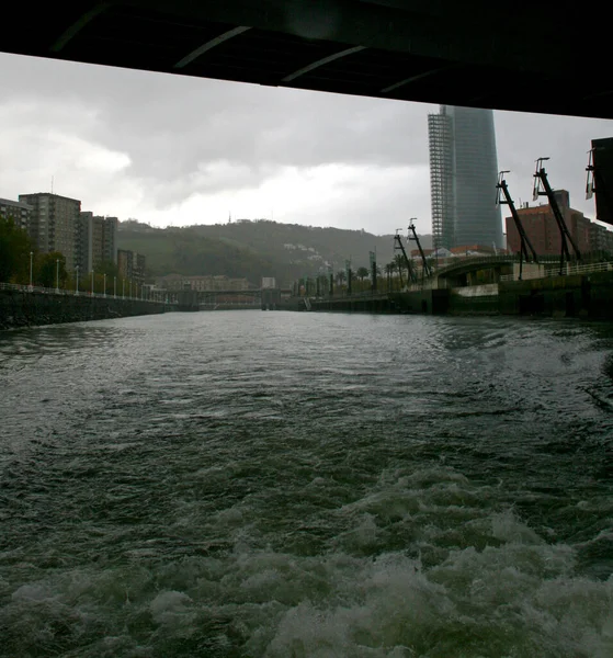 Yağmurlu Bir Günde Bilbao Nehrinde Sanayi Ortamı — Stok fotoğraf