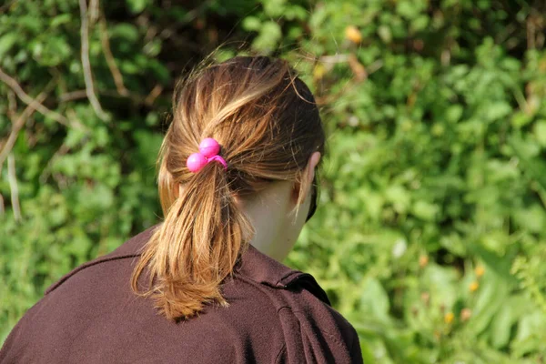 Sokaktaki genç kız