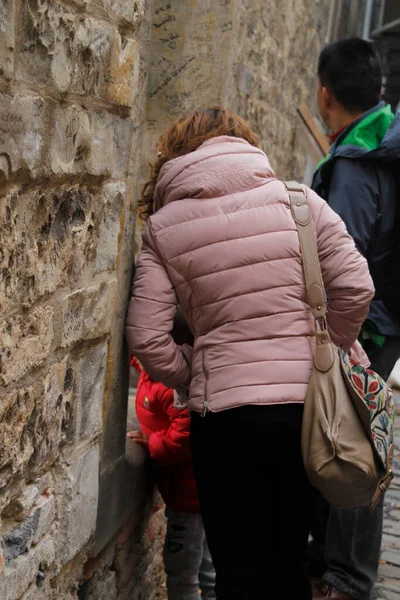 Sokaktaki genç kız