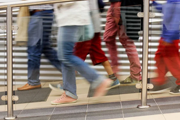 Persone Che Camminano Corridoio — Foto Stock