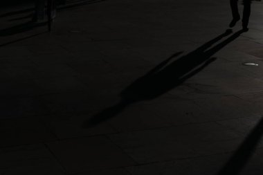 Bilbao şehir merkezinde akşam gölgeleri ve siluetler