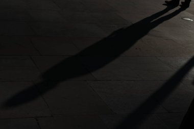 Bilbao şehir merkezinde akşam gölgeleri ve siluetler