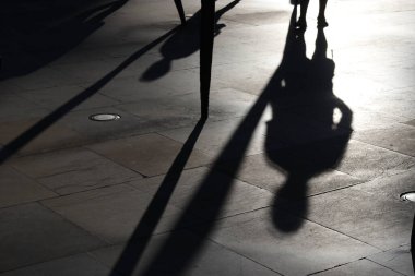 Bilbao şehir merkezinde akşam gölgeleri ve siluetler